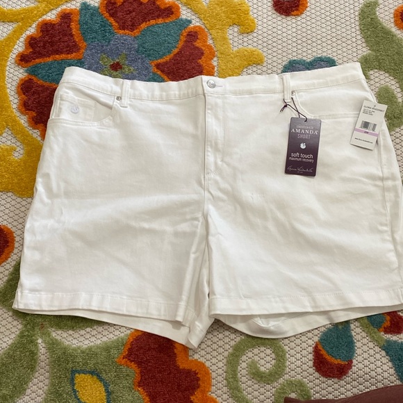 Gloria Vanderbilt Pants - NWT White Shorts 22W- Gloria Vanderbilt